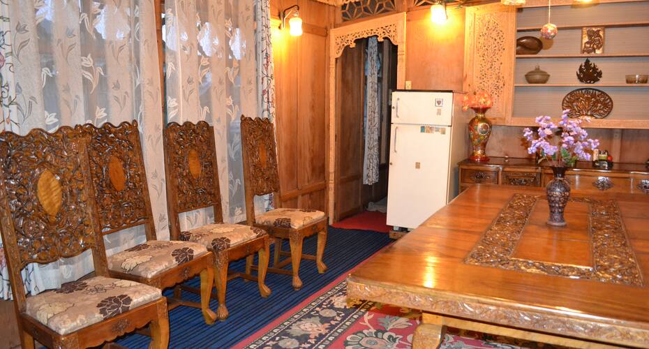 Peer Palace Houseboat, Srinagar 3
